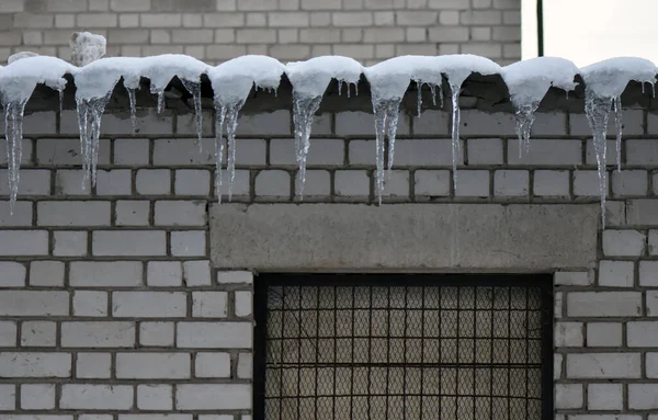 Çatıda Karlı Buz Saçakları — Stok fotoğraf