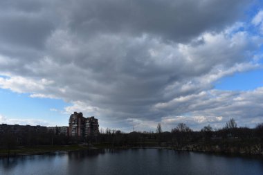 Soğuk kış gününde bulutlu şehir manzarası