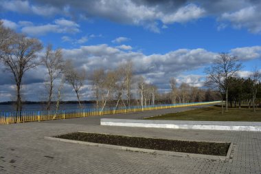 Soğuk kış gününde bulutlu şehir manzarası