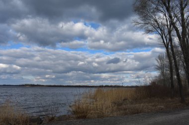 Soğuk kış gününde bulutlu şehir manzarası