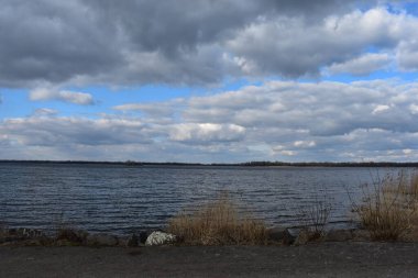 Soğuk kış gününde bulutlu şehir manzarası