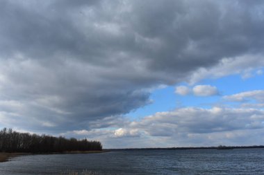 Soğuk kış gününde bulutlu şehir manzarası