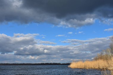 Soğuk kış gününde bulutlu şehir manzarası