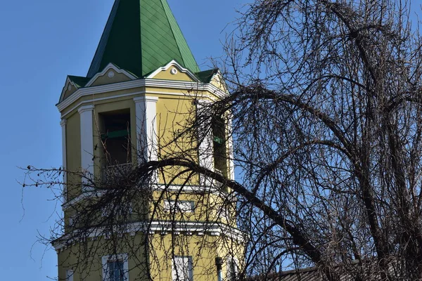 Güneşli kış gününde kilise