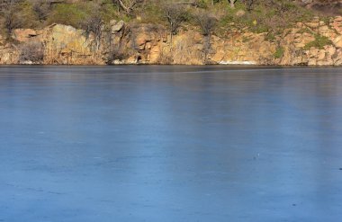 Güneşli kış gününde donmuş göl