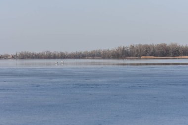 Güneşli bir günde donmuş nehir