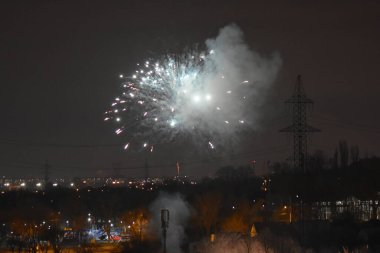 Şehirde havai fişekler odak arkaplanda değil