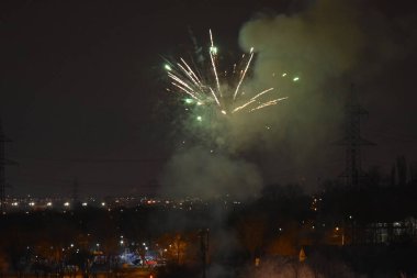 Şehirde havai fişekler odak arkaplanda değil