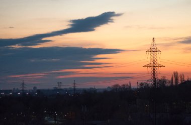 Şehirde şafak vakti gök gürültülü bulutlar