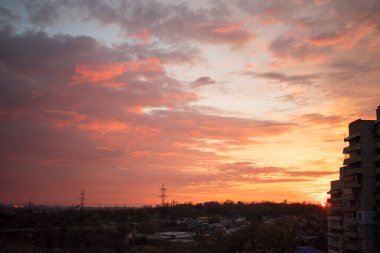 Şehirde şafak vakti gök gürültülü bulutlar