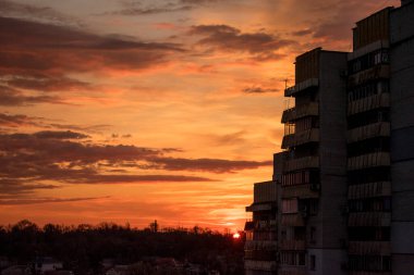 Şehirde şafak vakti gök gürültülü bulutlar