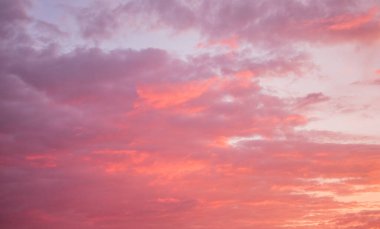 Şehirde şafak vakti gök gürültülü bulutlar