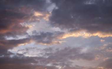 Şehirde şafak vakti gök gürültülü bulutlar