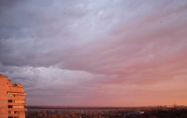 Şehirde şafak vakti gök gürültülü bulutlar
