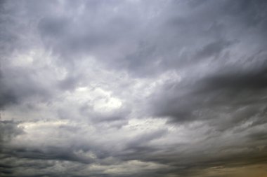 Şehirde şafak vakti gök gürültülü bulutlar