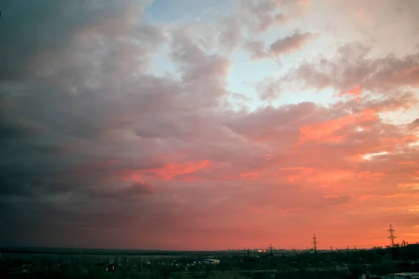 街の夜明けに雷雲が — ストック写真
