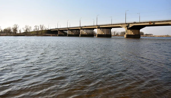 Ponte Sobre Rio Tamisa — Fotografia de Stock