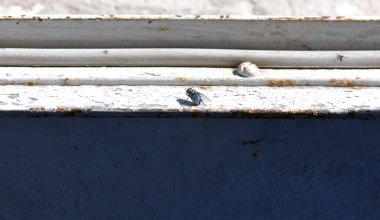 Paslı metal yüzeyde uç 