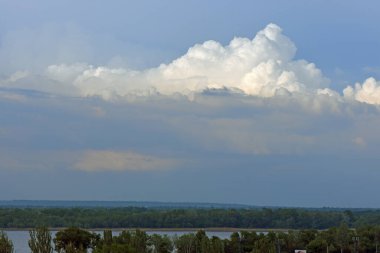 Gökyüzündeki beyaz bulutlar