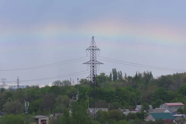 Высоковольтные Линии Электропередач Перед Радугой — стоковое фото