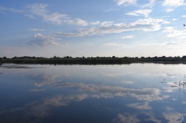 Akşamları gölün üzerindeki bulutlar