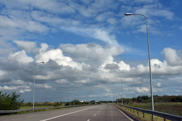 Moln Över Skog Och Väg — Stockfoto