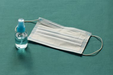 Tıbbi maske ve antiseptik yakın plan.