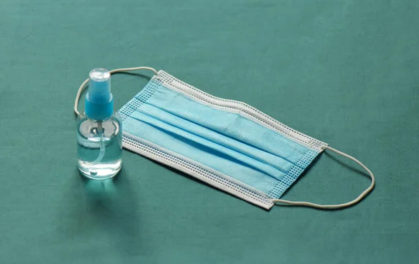 Tıbbi maske ve antiseptik yakın plan.