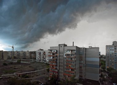 Şehrin üzerinde fırtınalı bulutlar