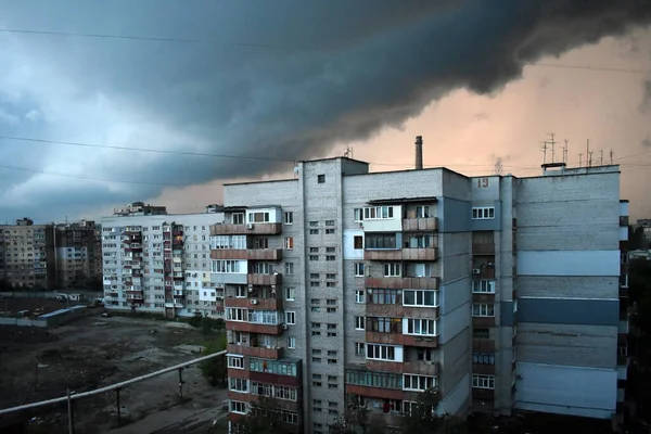 Stormachtige Wolken Boven Stad — Stockfoto