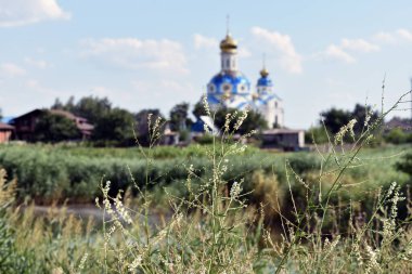 Bulutlar kuru çimlerin üzerinde mavi gökyüzüne karşı