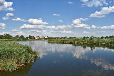 Nehir ve mavi gökyüzü manzarası
