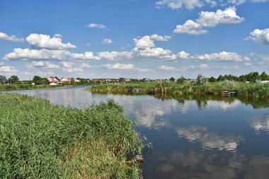 Nehir ve mavi gökyüzü manzarası