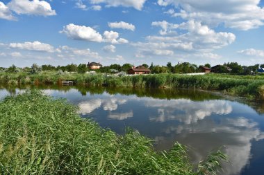 Nehir ve mavi gökyüzü manzarası
