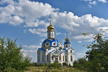 Kilisenin tepesindeki bulutlar