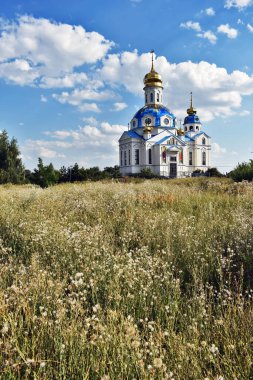 Kilisenin tepesindeki bulutlar