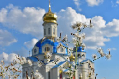 Kilisenin tepesindeki bulutlar