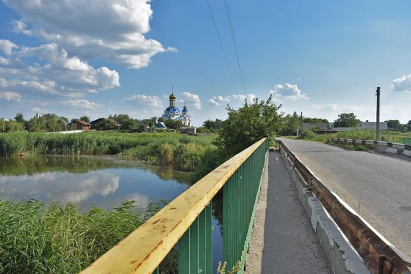 Starý Rezavý Most Přes Řeku — Stock fotografie