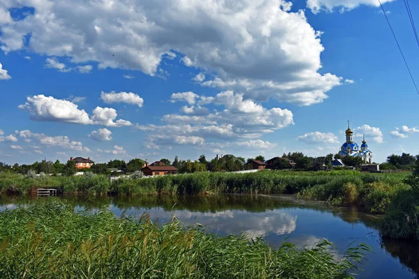 Krajina Řekou Modrou Oblohou — Stock fotografie