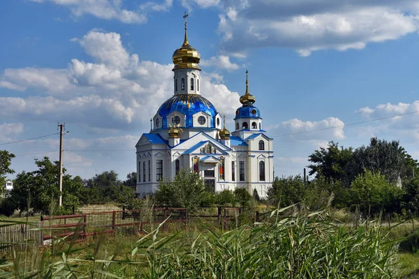 Kilisenin tepesindeki bulutlar