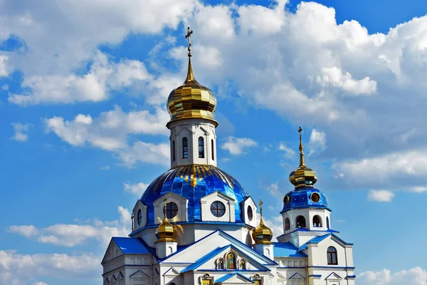 Kilisenin tepesindeki bulutlar