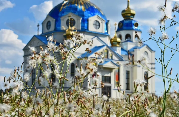 Wolken Über Der Kirche Auf Dem Hügel — Stockfoto