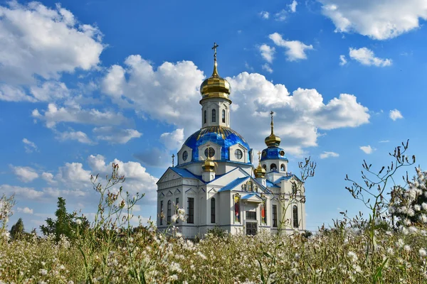 Kilisenin tepesindeki bulutlar