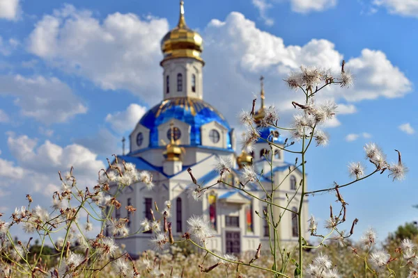 Wolken Über Der Kirche Auf Dem Hügel — Stockfoto