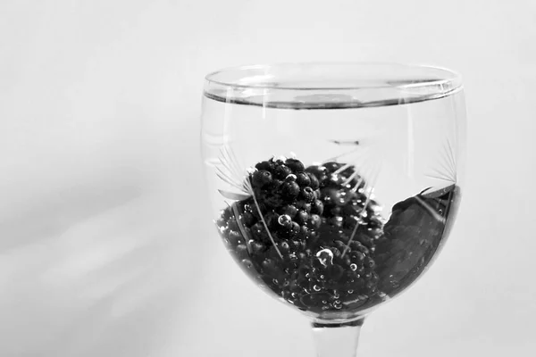 Glass Water Blackberries — Stock Photo, Image
