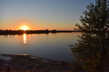 Yaz günü nehirde gün batımı