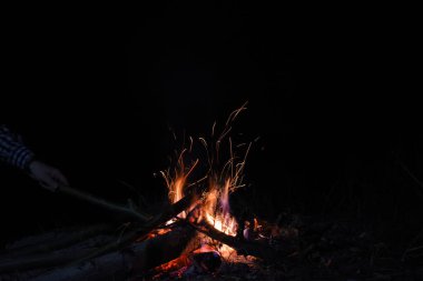 Uzun alev ve kıvılcımlarla gece kamp ateşi
