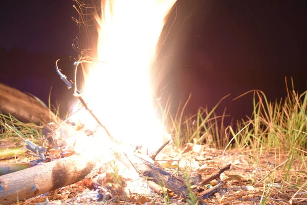 長い炎と火花で夜のキャンプファイヤー — ストック写真