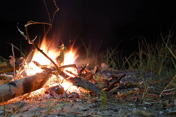 Campfire Night Long Flame Sparks — Stock Photo, Image