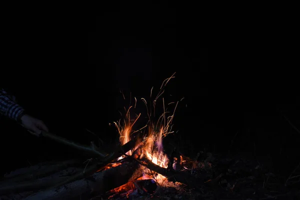 Fogueira Noite Com Chama Longa Faíscas — Fotografia de Stock